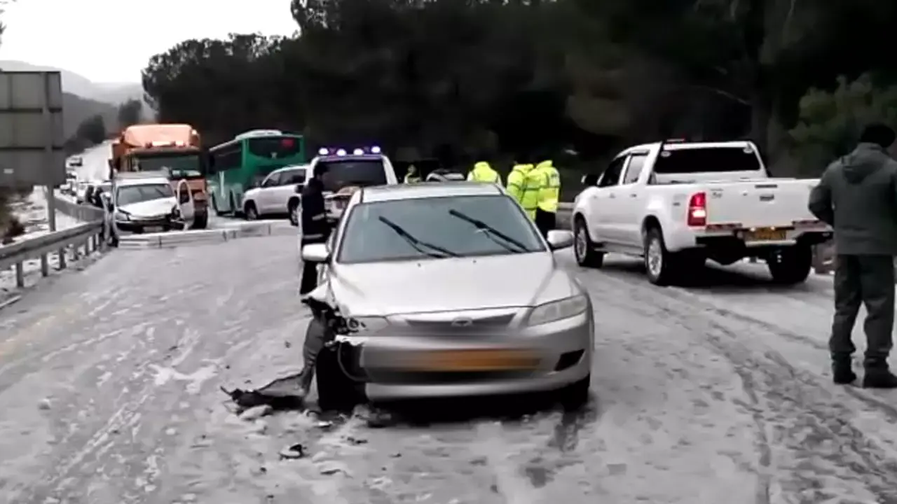 בשל השלג: אוטובוס החליק והתנגש במכונית, בן 13 נהרג