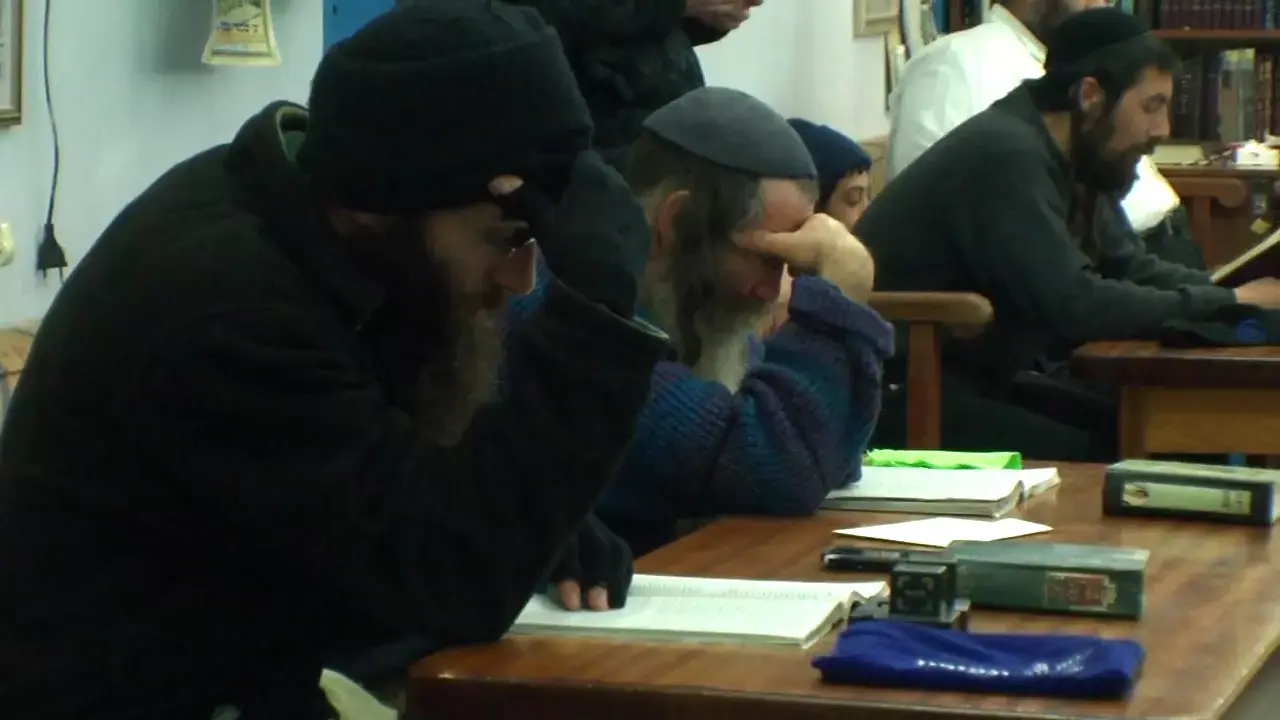למרות השלג והקור: עשרות הגיעו לבית הכנסת העתיק בצפת