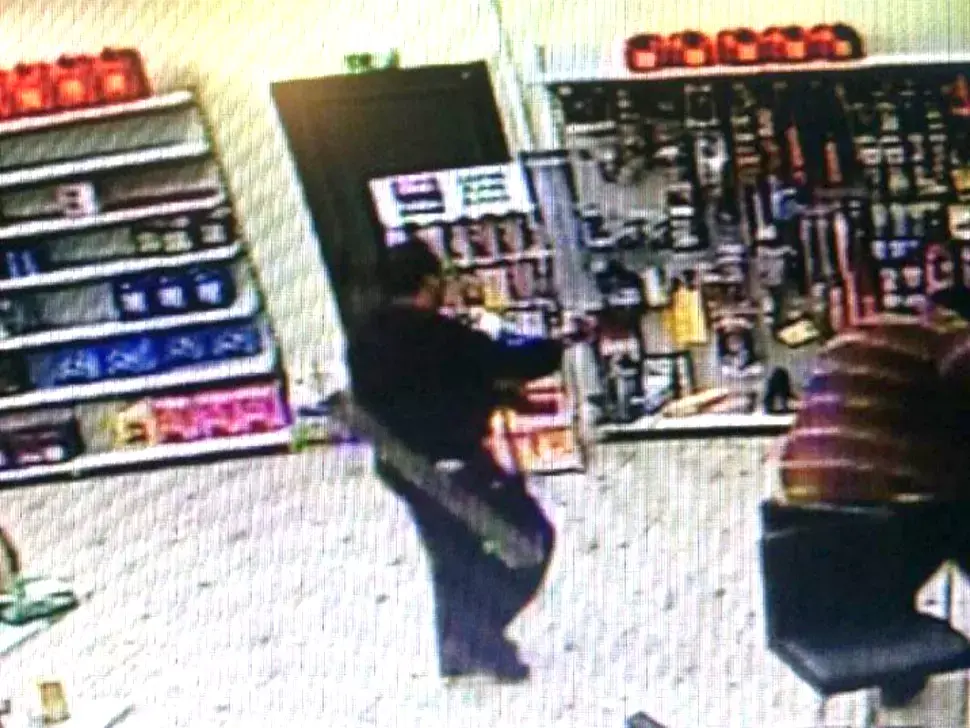 תיעוד: המחבלים מפריז נמלטים מהמשטרה חמושים בטיל נ"ט