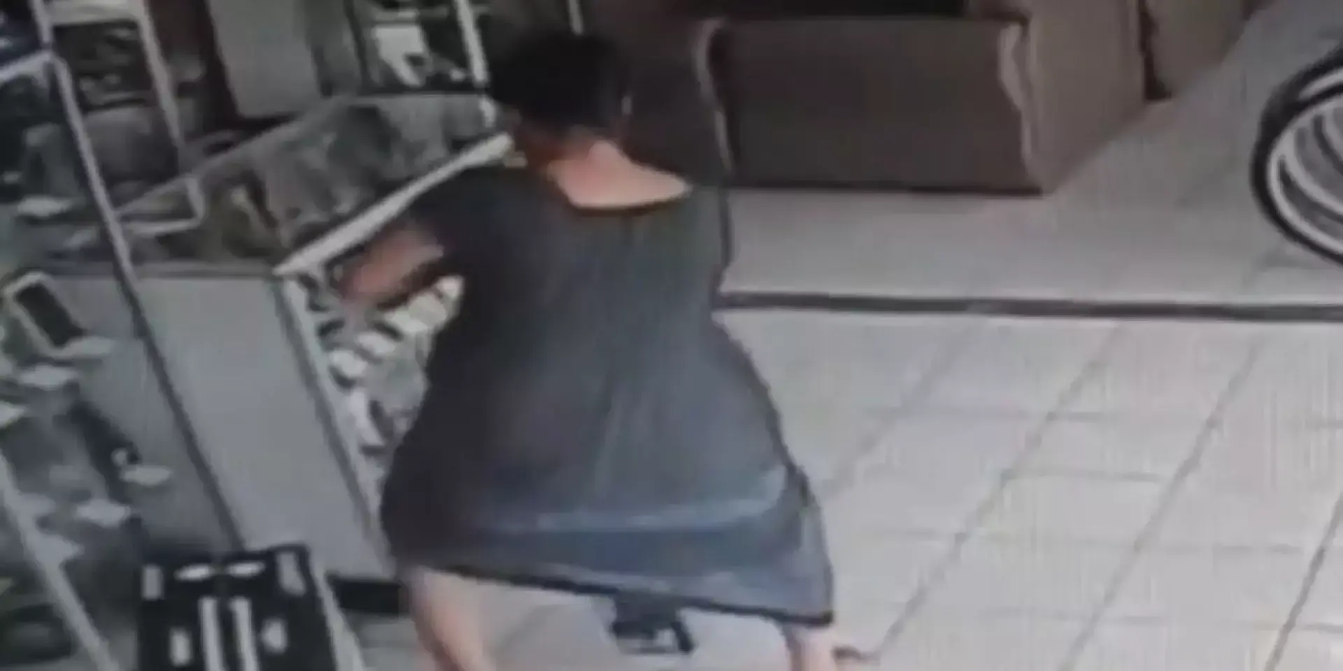 צפו: גנבה טלוויזיה - והחביאה אותה מתחת לשמלה שלה