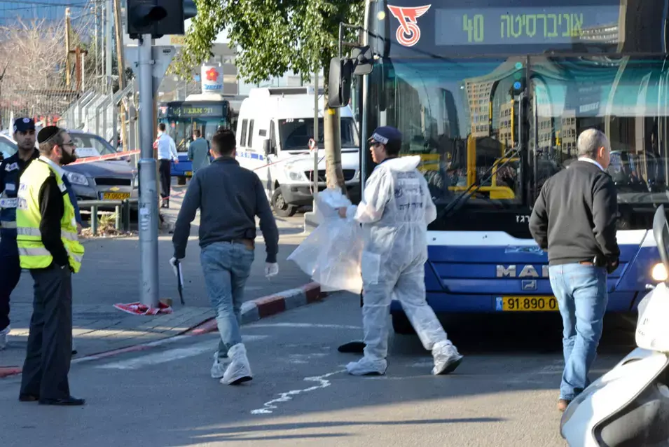 החדשות בדקה | פיגוע בתל אביב: "המחבל דקר קודם כל את הנהג"