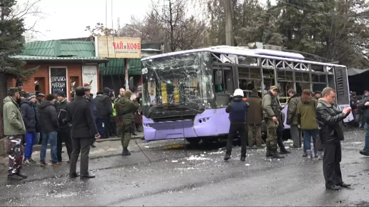 אוקראינה: 13 אזרחים נהרגו מפגיעת פגז באוטובוס