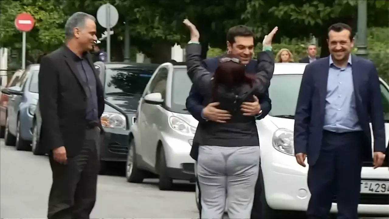 ללא עניבה וברכה דתית: מנהיג השמאל ביוון הושבע כראש ממשלה