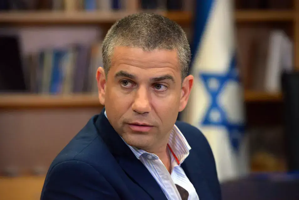 עיתונאית וואלה! NEWS: ינון מגל אמר לי "אני חרמן עלייך"
