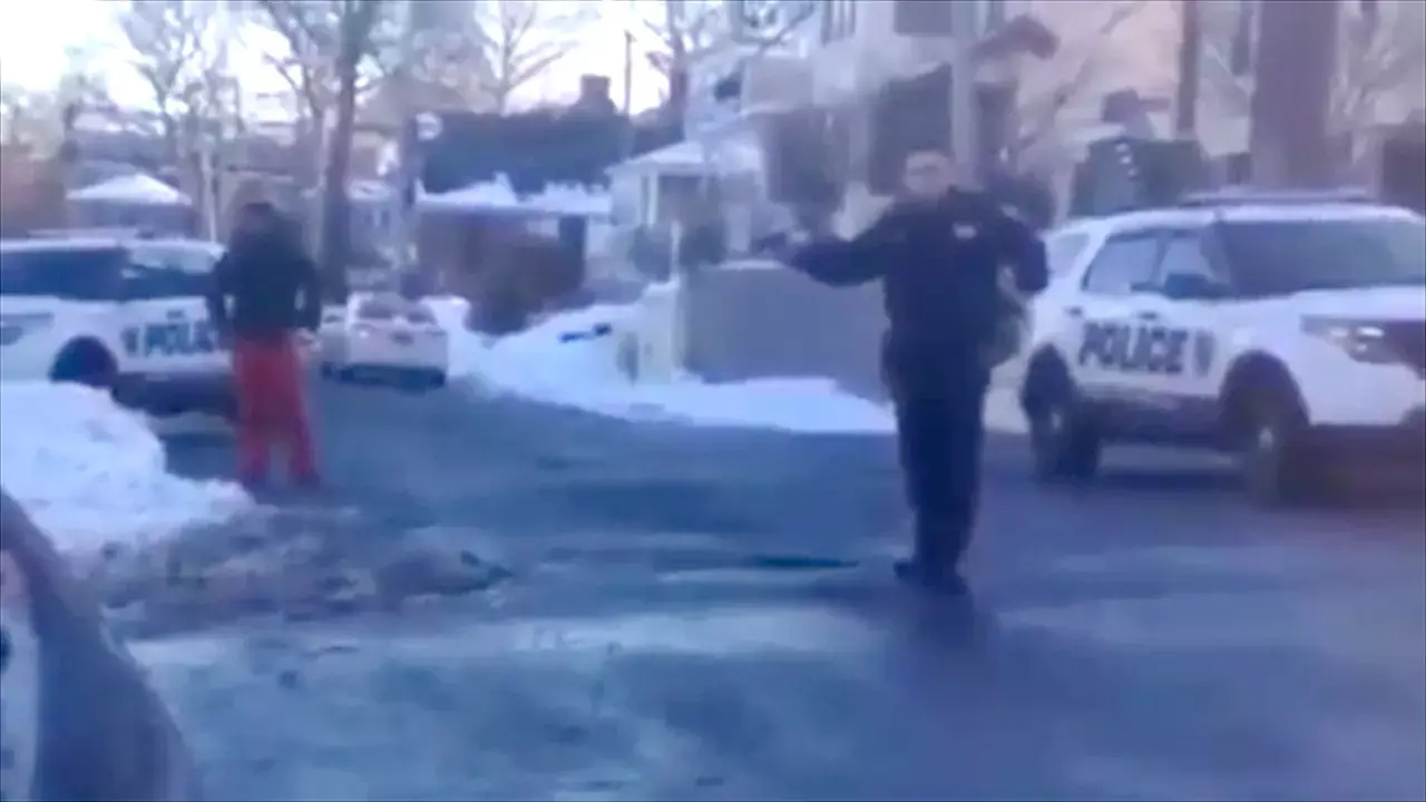 תיעוד: שוטר איים על נערים ששיחקו בשלג בניו יורק