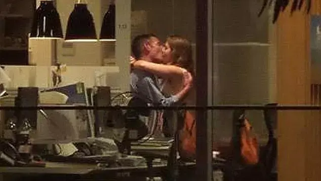זוג שמנהל רומן סודי צולם עושה סקס במשרד ע"י לקוחות בבר