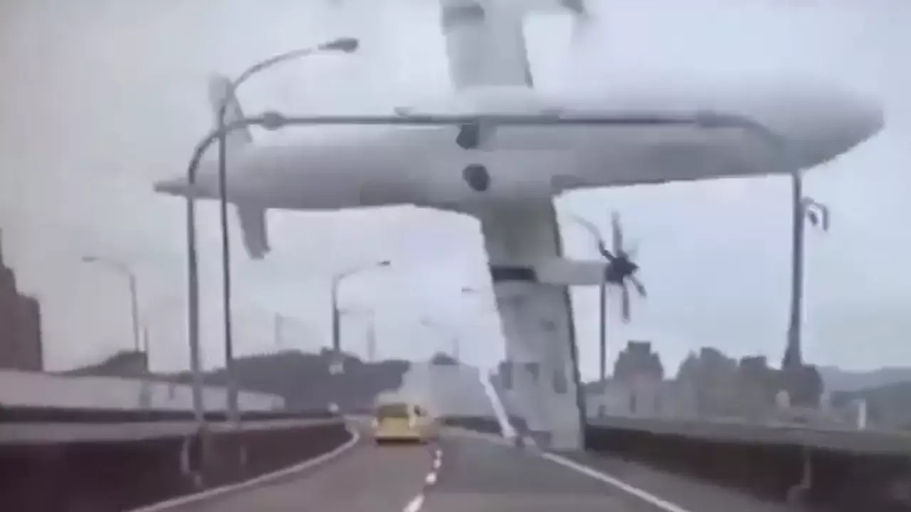 טייוואן: מטוס ובו עשרות נוסעים צלל לנהר, לפחות 19 נהרגו
