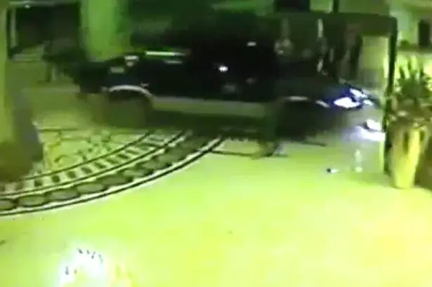 צפו: נהג שיכור נכנס עם הרכב שלו לתוך בית מלון "בשביל הריגוש"