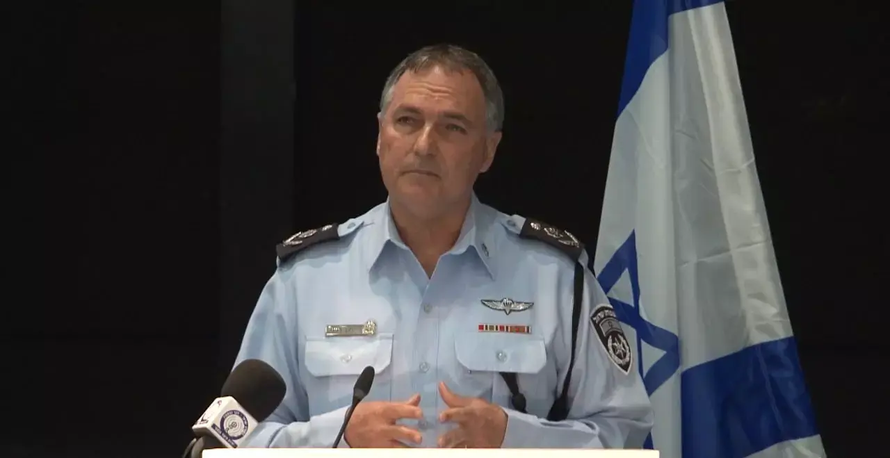 האם יש קשר בין חקירת האמן המוכר לחשדות נגד הניצב?