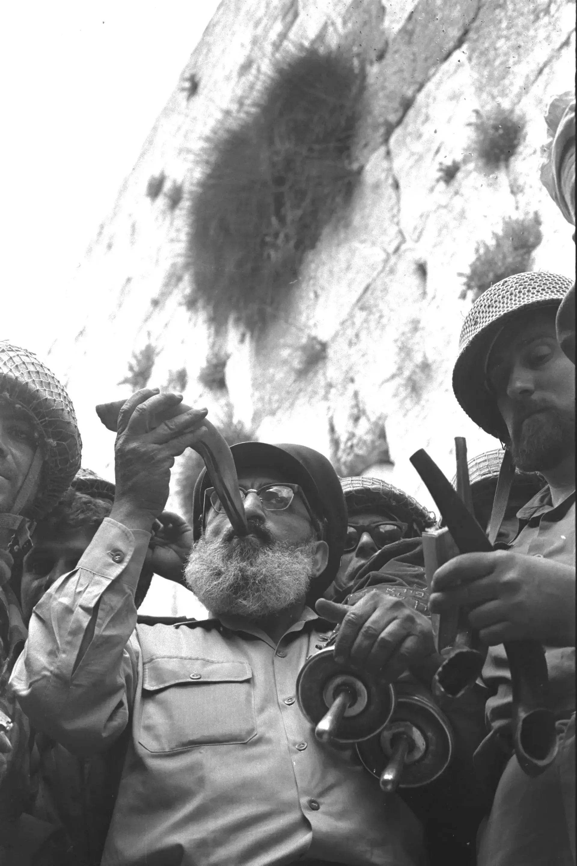 אחרי 48 שנה: ספר התורה המפורסם משחרור הכותל חוזר לצה"ל