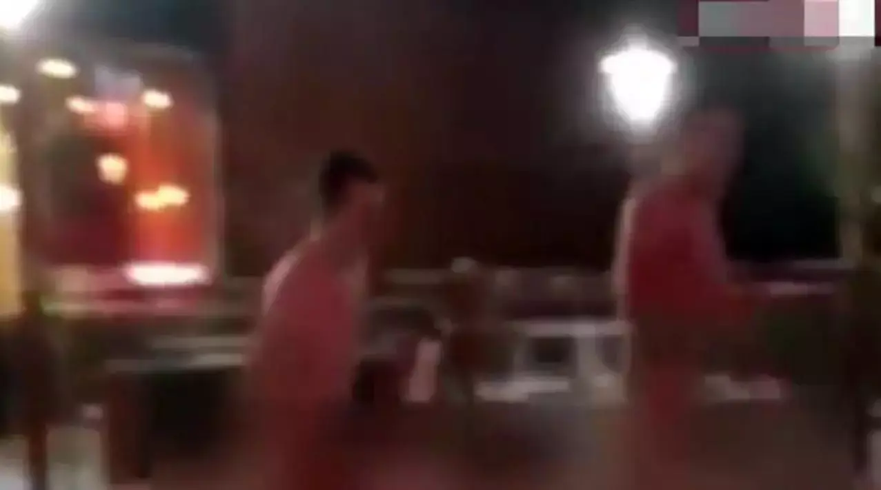מדוע התפרצו גברים ערומים למקדונלד'ס? מסביב לעולם בדקה