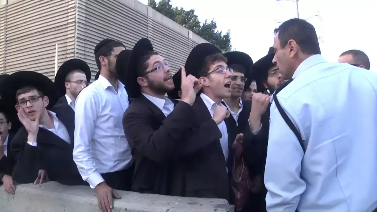 החרדים ממשיכים למחות נגד הגיוס: 10 עצורים בהפגנה בכביש 4