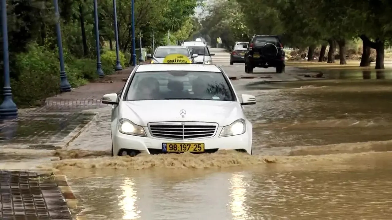 שיבושי טיסות, גלי ענק וזיהום אוויר: הסערה מכה בישראל
