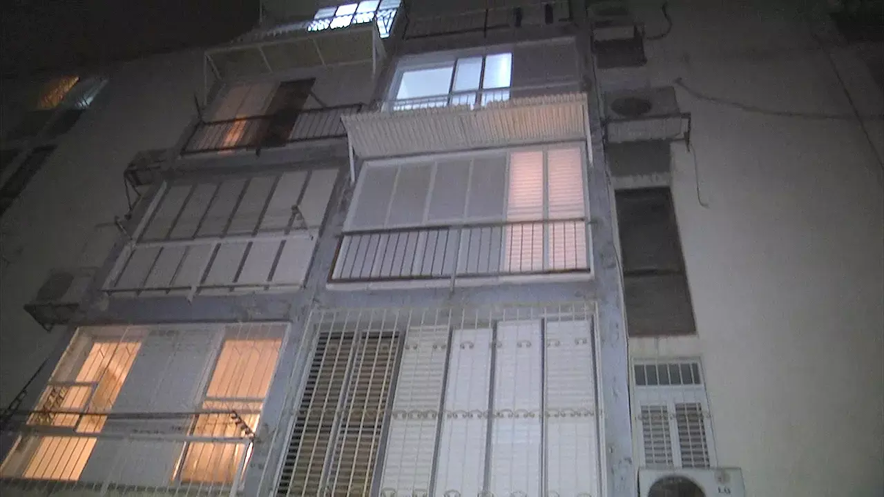 בן ה-6 שנפל מקומה שלישית היה לבד בבית, אימו יצאה לקניות