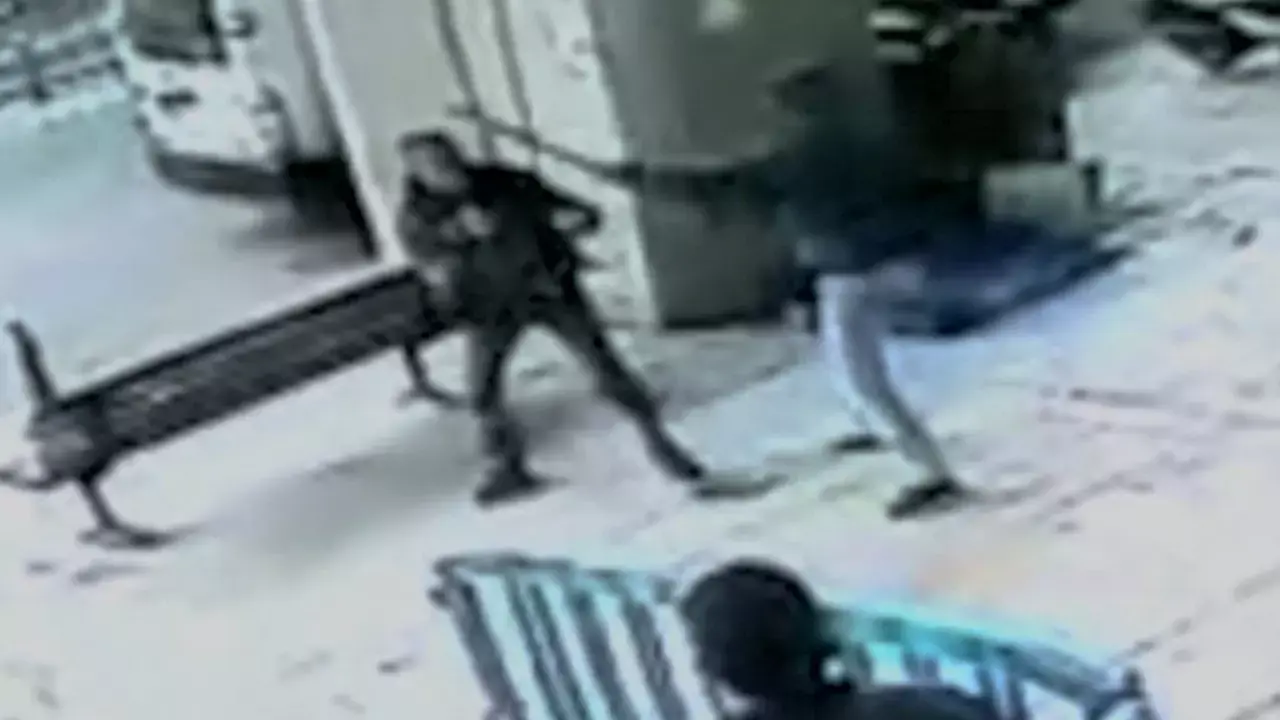 תיעוד: חסר בית הותקף במוט ברזל, מאבטחים התעלמו