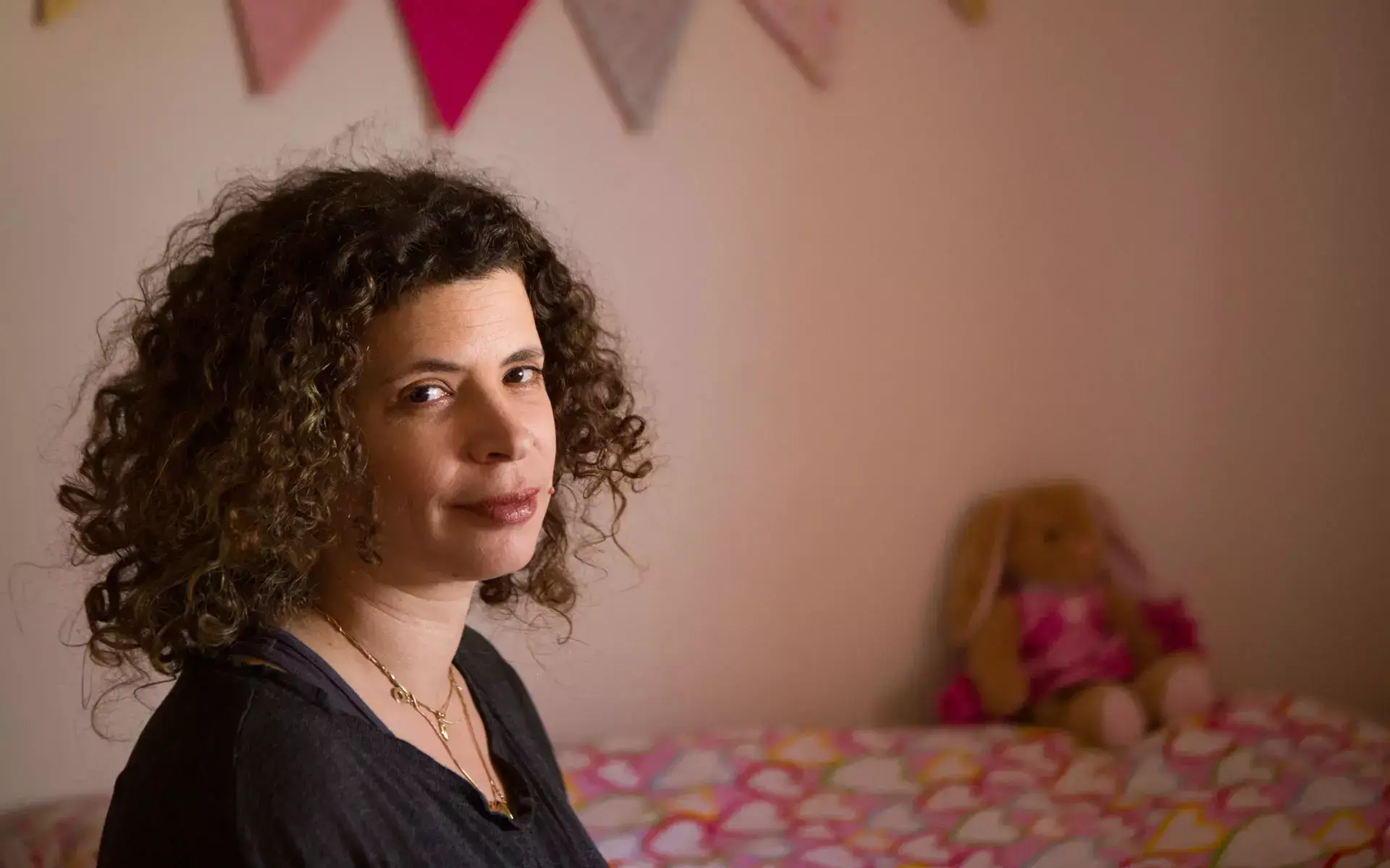 הילד בוכה על אבא, ועל חלב שלא יישפך