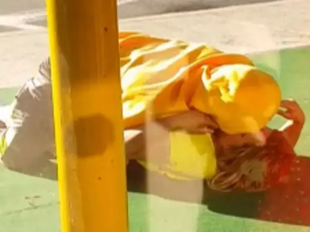 זוג נפגש לראשונה וצולם עושה סקס - בפתח חנות בגדי קטינות
