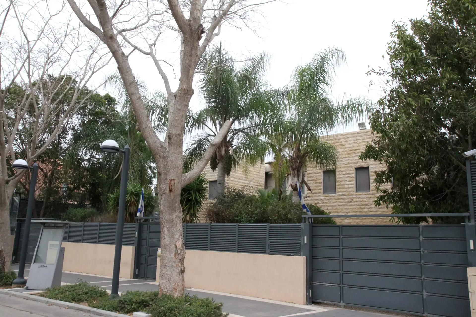 בשם האב: מיהו אב הבית שתובע את משפחת נתניהו?