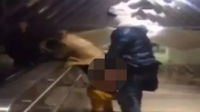 מזעזע: צולמו עושים סקס בפומבי כשתינוק קשור לחזה של האישה
