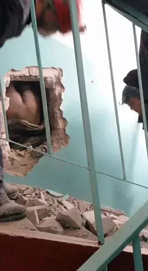 הדיירים שמעו קולות וגילו בחור עירום תקוע בקיר