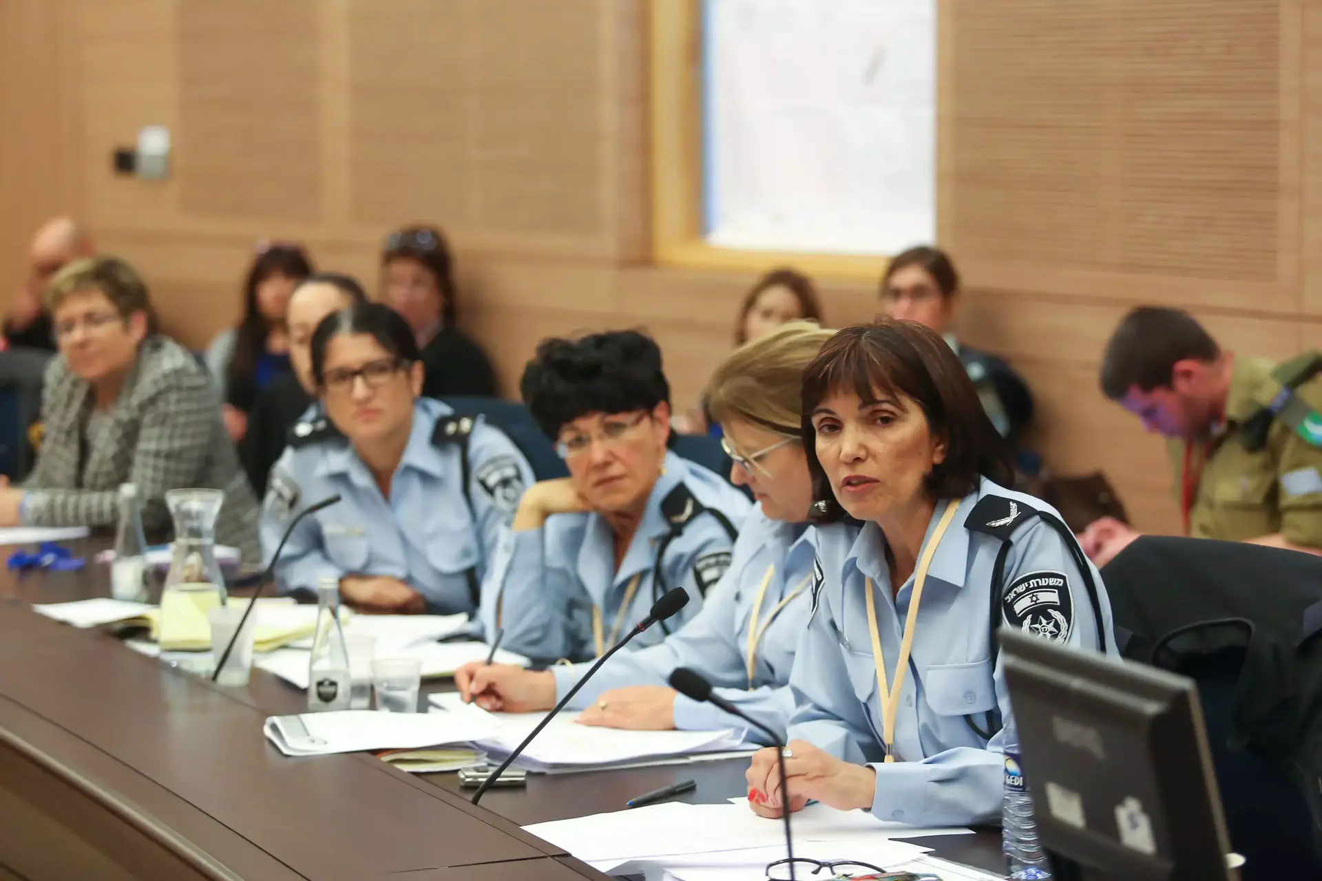 עלה התאנה של דנינו: הקצינות נשלחות לקו האש