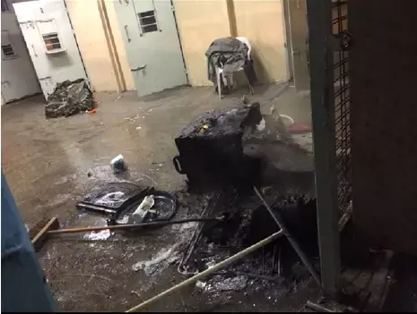 אישום: חייל בכלא הצבאי הצית את תא המעצר ותקף מפקדים