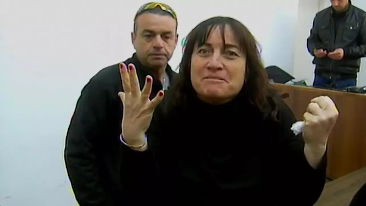 צפו בהורי הילה בצלאלי מטיחים בנאשמים: "האויבים האלה לא יחיו ביננו"