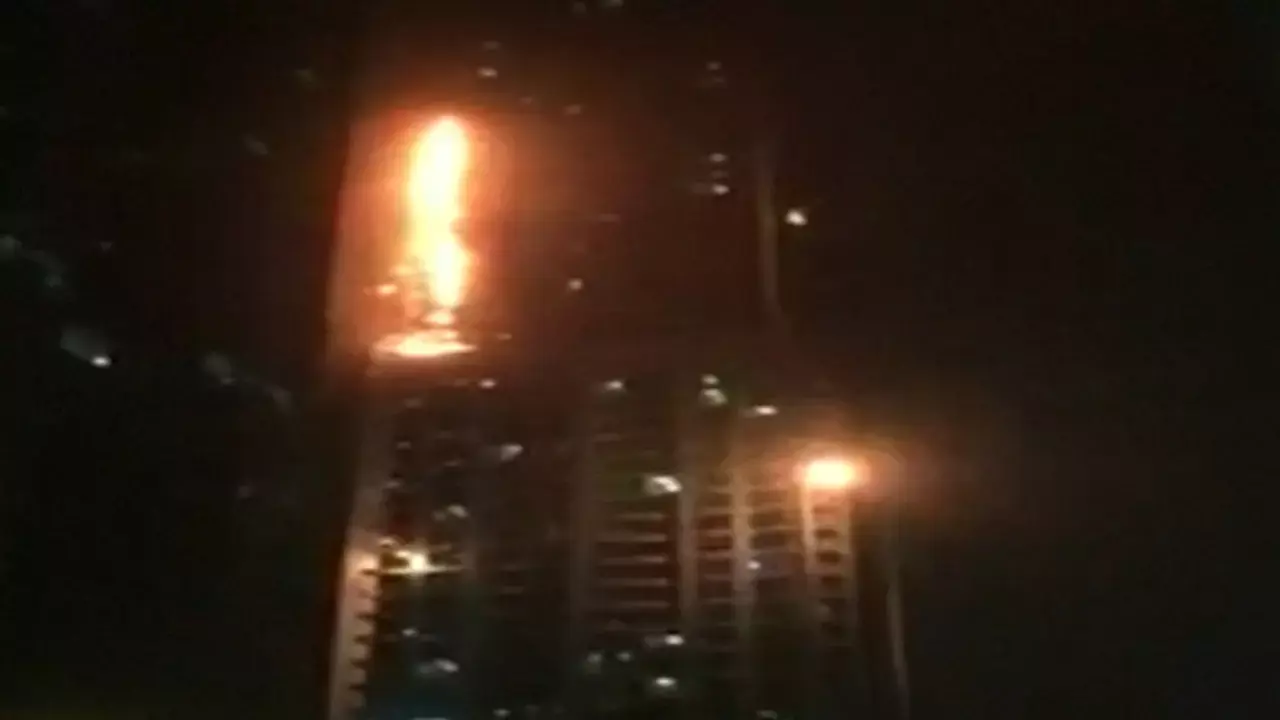 תיעוד: שריפה פרצה באחד ממגדלי המגורים הגבוהים בעולם