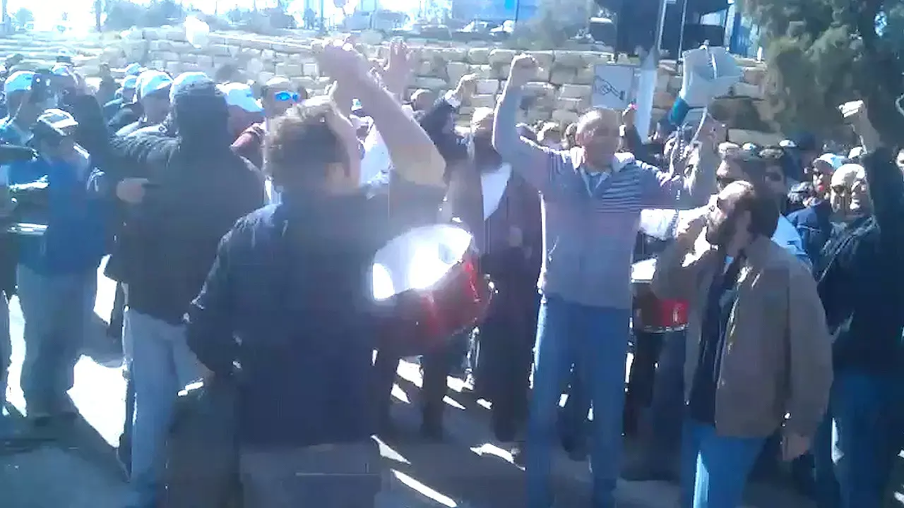 מאבק עובדי כיל: עובדי עיריית דימונה הצטרפו למחאה וחסמו כביש