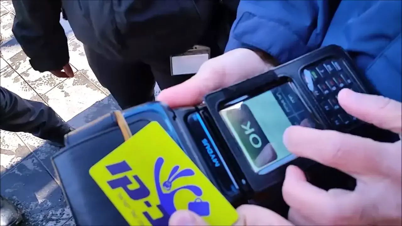 צפו בפקחי הרכבת מתעמתים עם נוסע: "משכו לי בחולצה ובתיק"