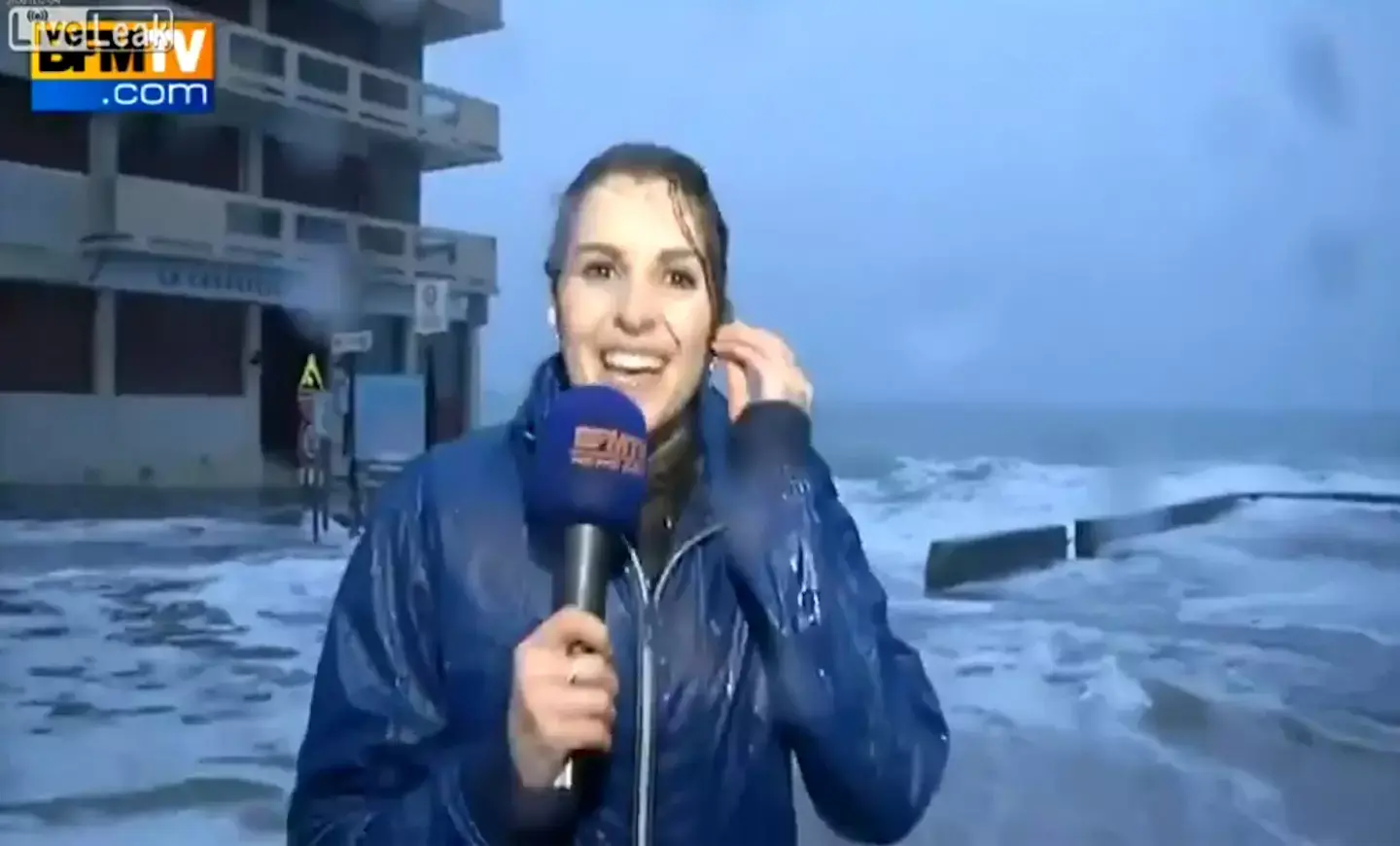 החדשות בדקה | צפו: גל ענק סחף את הכתבת במהלך שידור חי