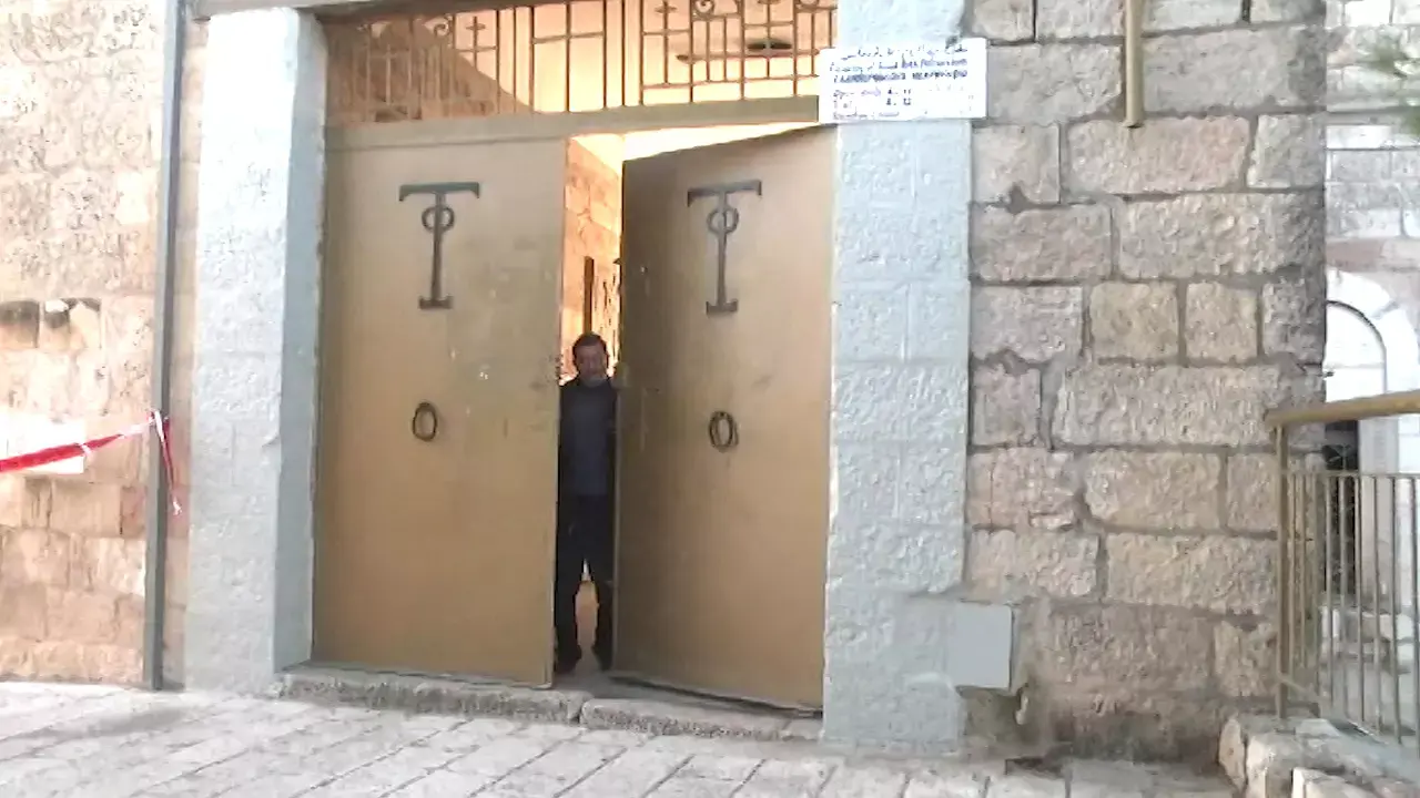 חשד לפשע שנאה: מבנה בכנסייה הוצת, כתובות נאצה רוססו