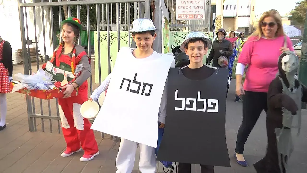 פורים 2015: בגלל פרשות המין, ילדים כבר לא רוצים להיות שוטרים