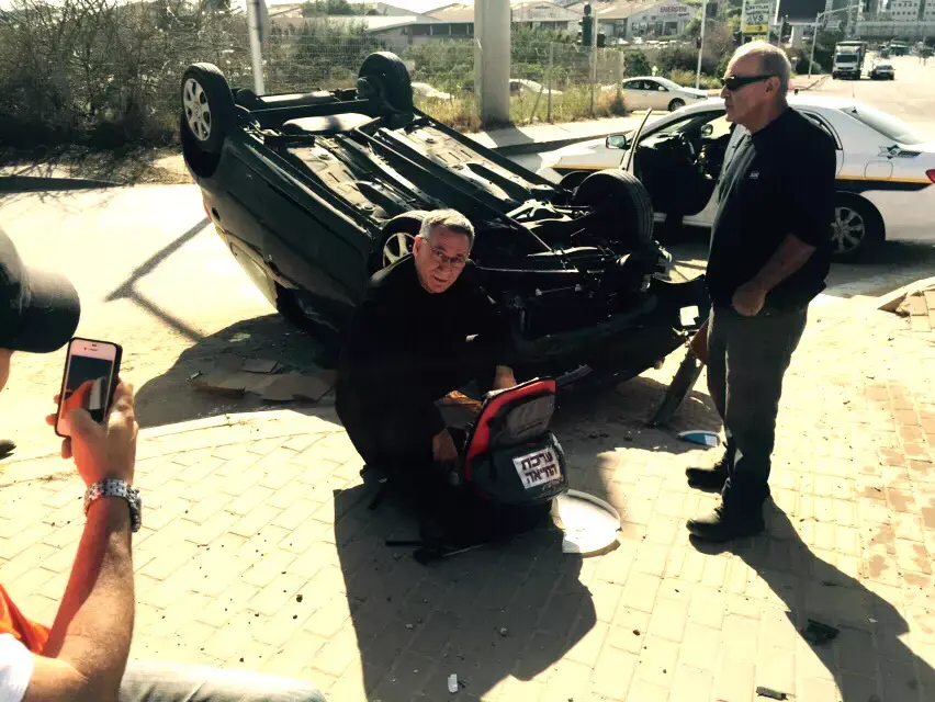 ראש העיר הרצליה הציל חיי נהגת שהתהפכה עם רכבה