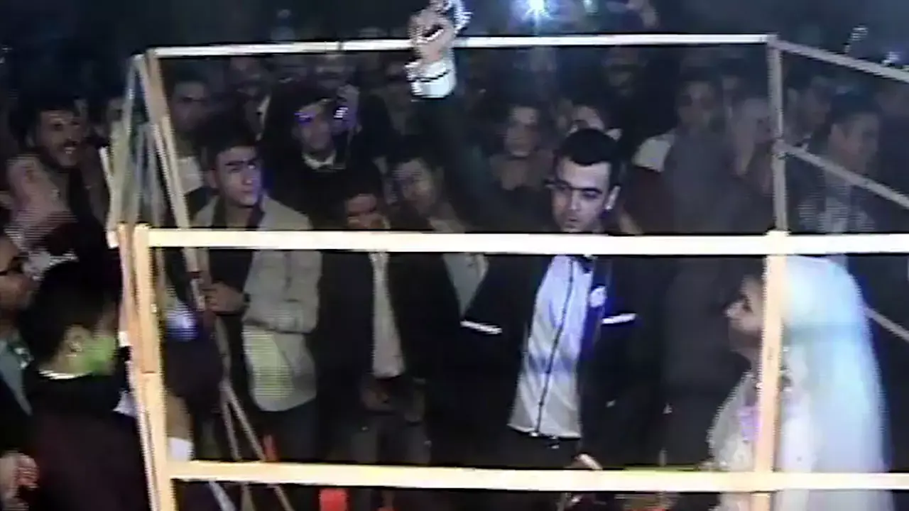 כלה בכלוב וריקוד עם סכינים: צפו ב"חתונה בסגנון דאעש"