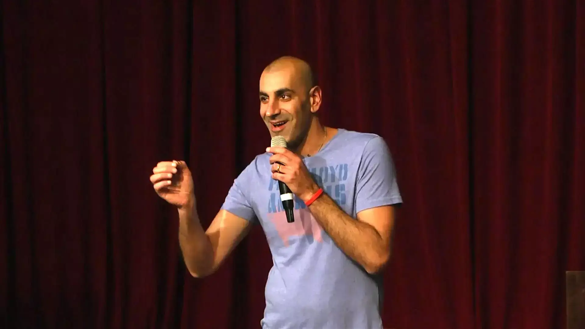 איש הארבעים ושתיים שעות: היינו במרתון הסטנד-אפ של קובי מימון. זה מה שקרה