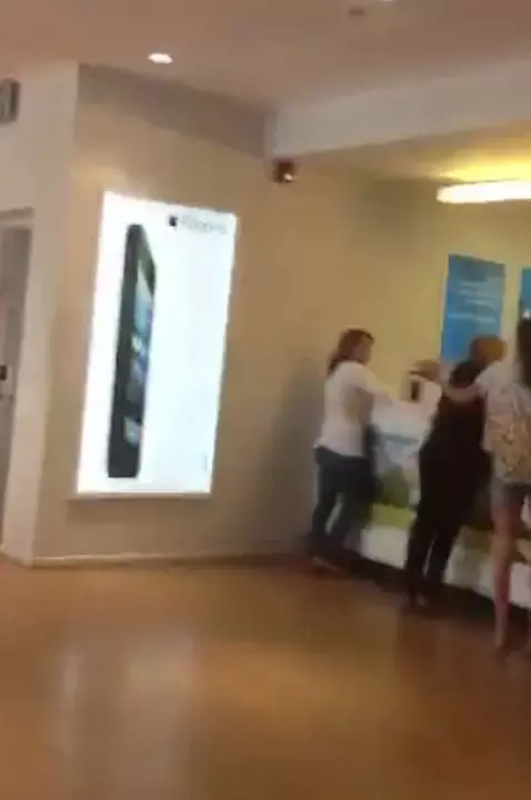 "אפתח לך את הפנים": קללות וצעקות בסניף פלאפון בראשון לציון