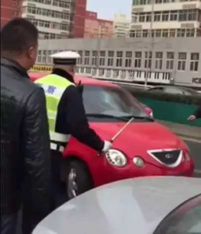 צפו: האם זה הנהג החצוף בעולם? מסביב לעולם בדקה