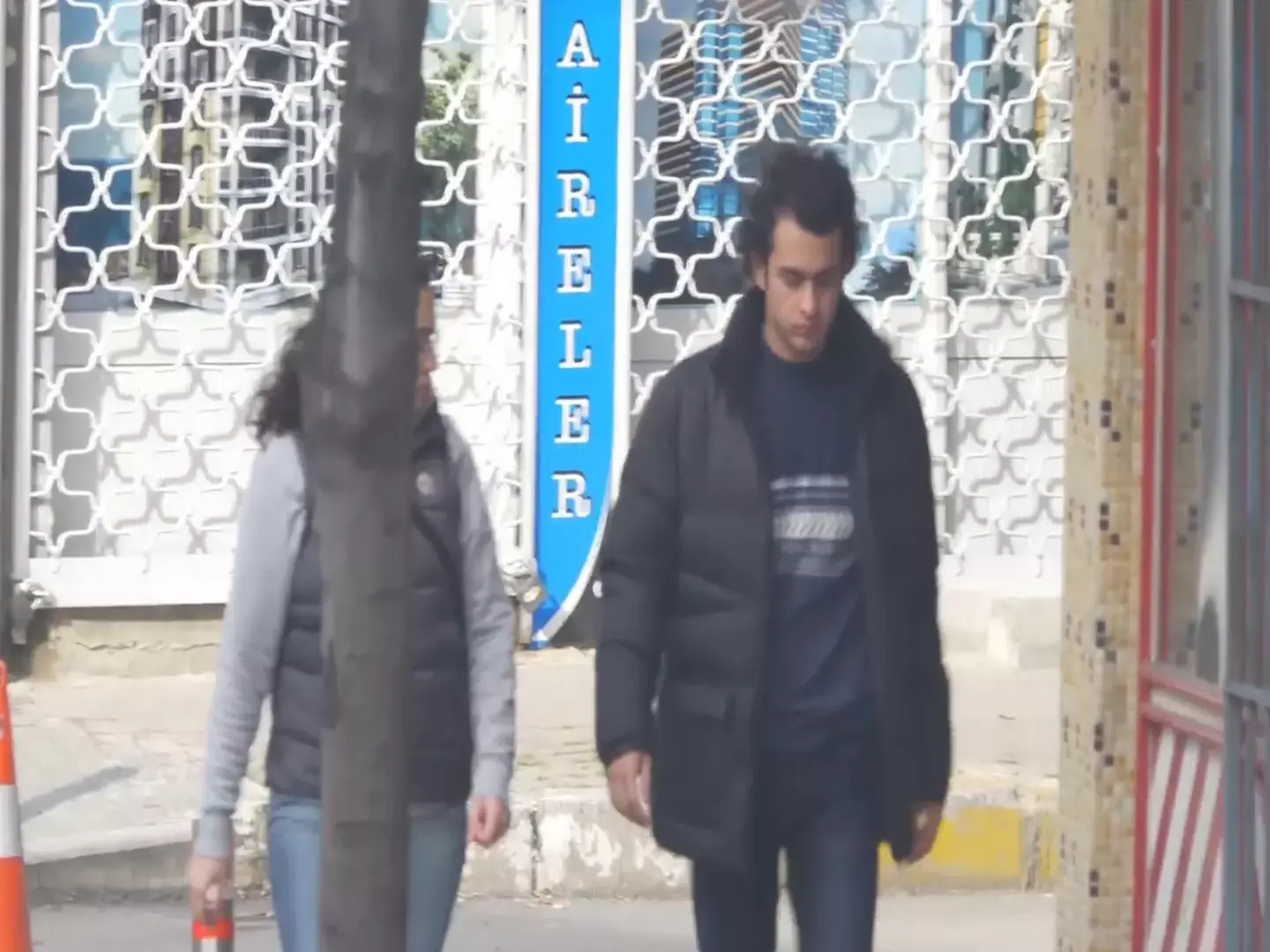 החדשות בדקה: זרים למדו את שפת הסימנים והפתיעו הצעיר החירש