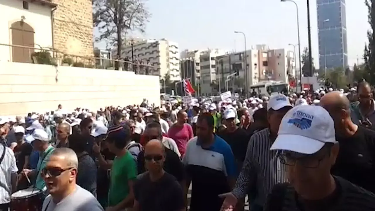 אלף עובדי כיל מפגינים בתל אביב: "נשבש את יום הבחירות"