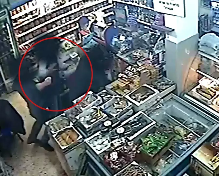 תיעוד: בן 27 תוקף קשישה באגרוף לפניה בחנות בפתח תקווה