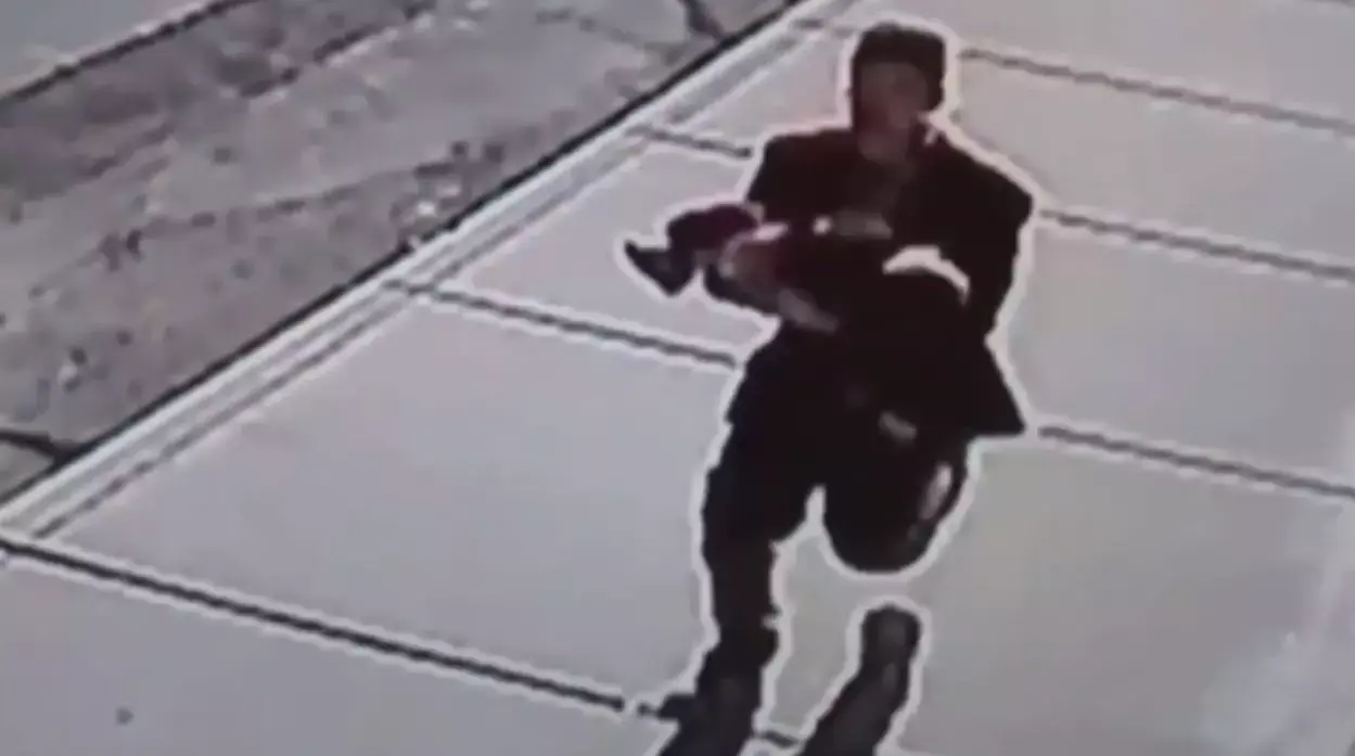 מסביב לעולם בדקה: צפו בגבר שחטף תינוק - ונמלט בריצה