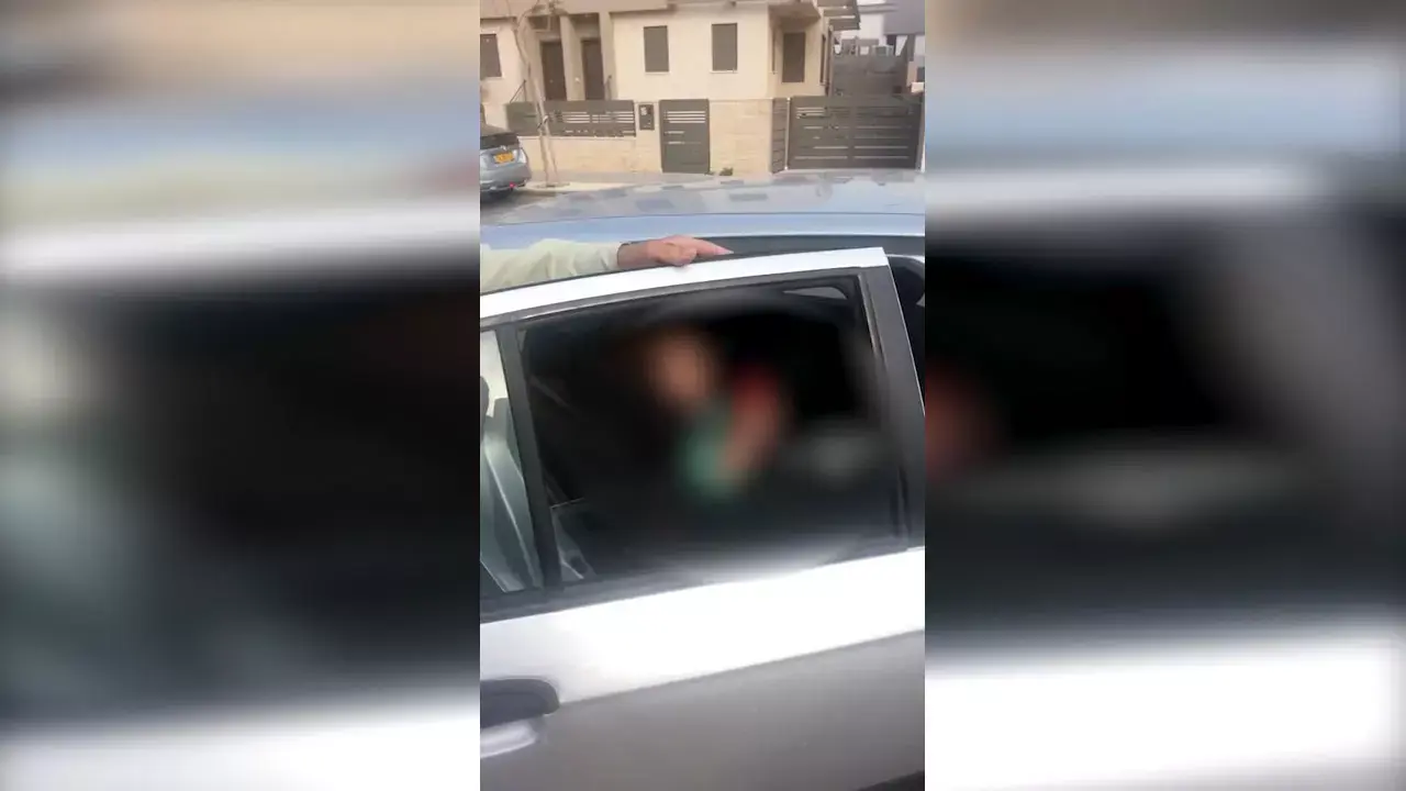 תיעוד: עוברי אורח מחלצים בן 3 שננעל ברכב בראשון לציון