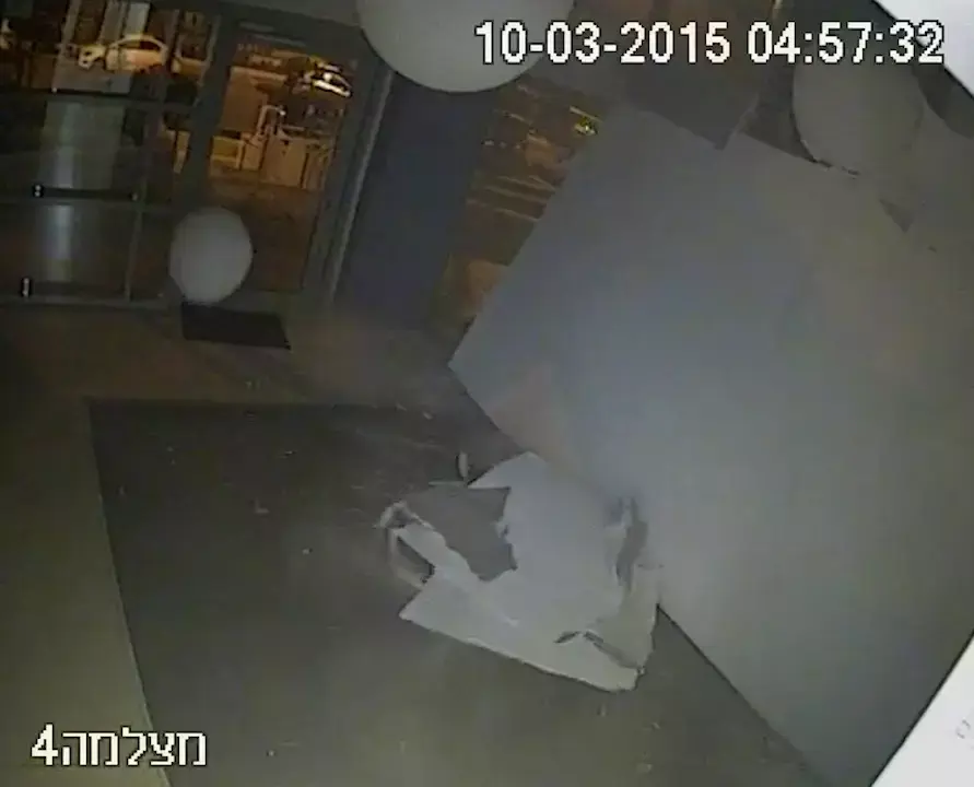 תיעוד: ניצל ברגע האחרון מקריסת תקרה בקריית אונו