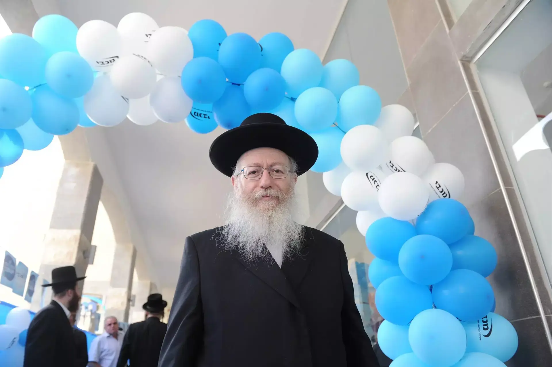 מדוע מותר לחרדים לחייך