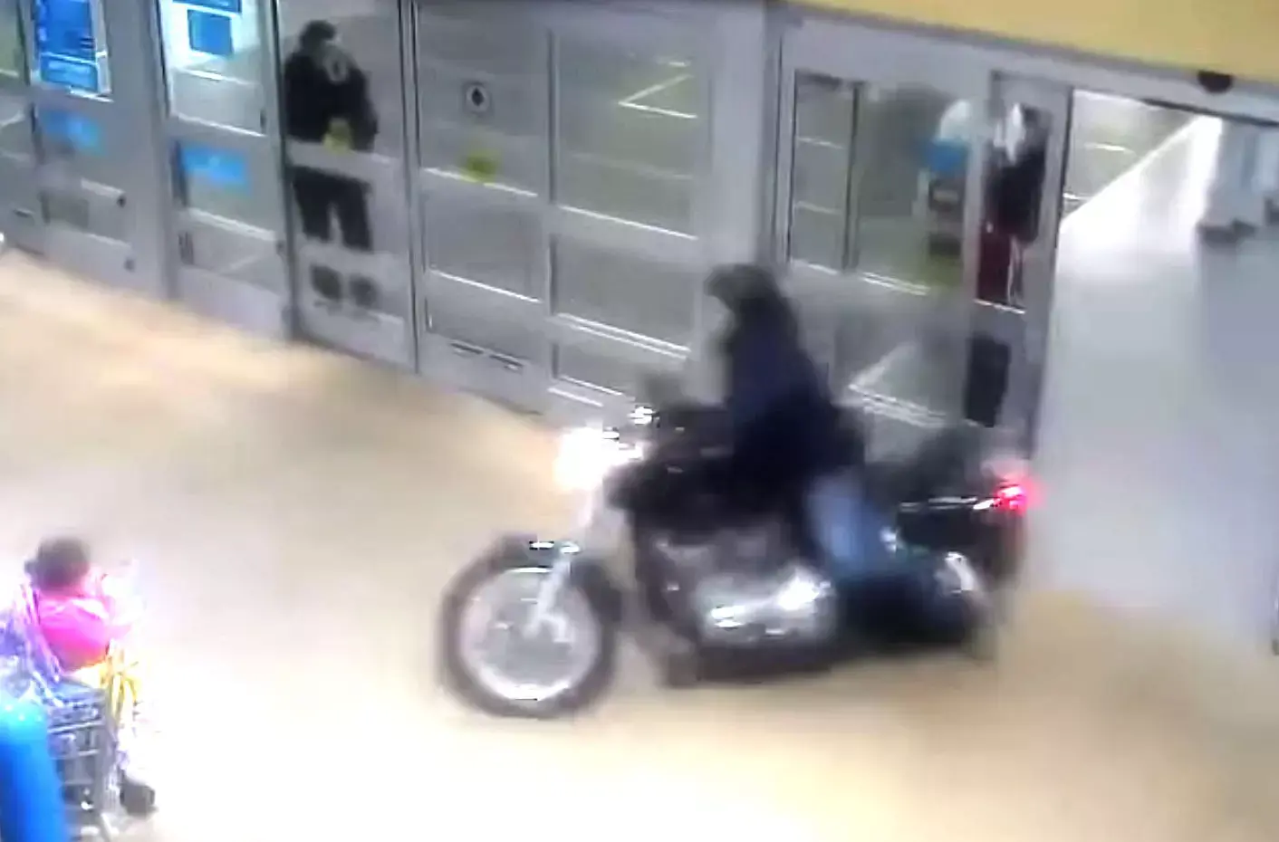 צפו במרדף אחר האופנוען שפרץ לקניון. מסביב לעולם בדקה