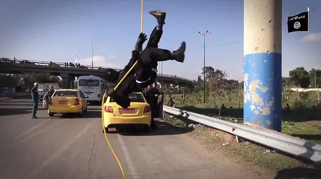 שוב נופלים מהשמיים: סרטון האימונים המפדח של לוחמי דאעש