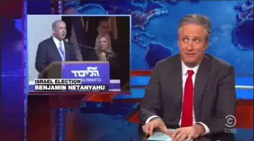 ג'ון סטיוארט על נתניהו: "איך אתה מעז לעורר פחדים גזעניים למען רווח פוליטי? זה קטע שלנו"