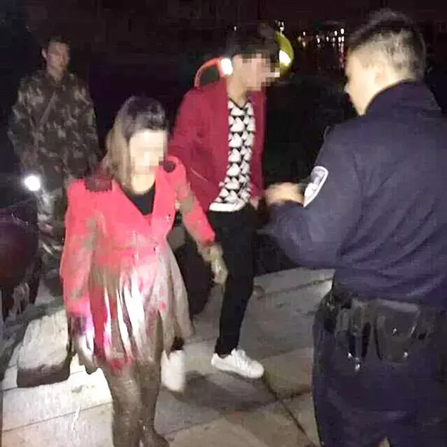החברה והאקסית קפצו לנהר כדי לבדוק: את מי הבחור יציל?