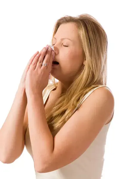 המשטרה במצוד אחר גבר שמרביץ למי שמתעטש לידו